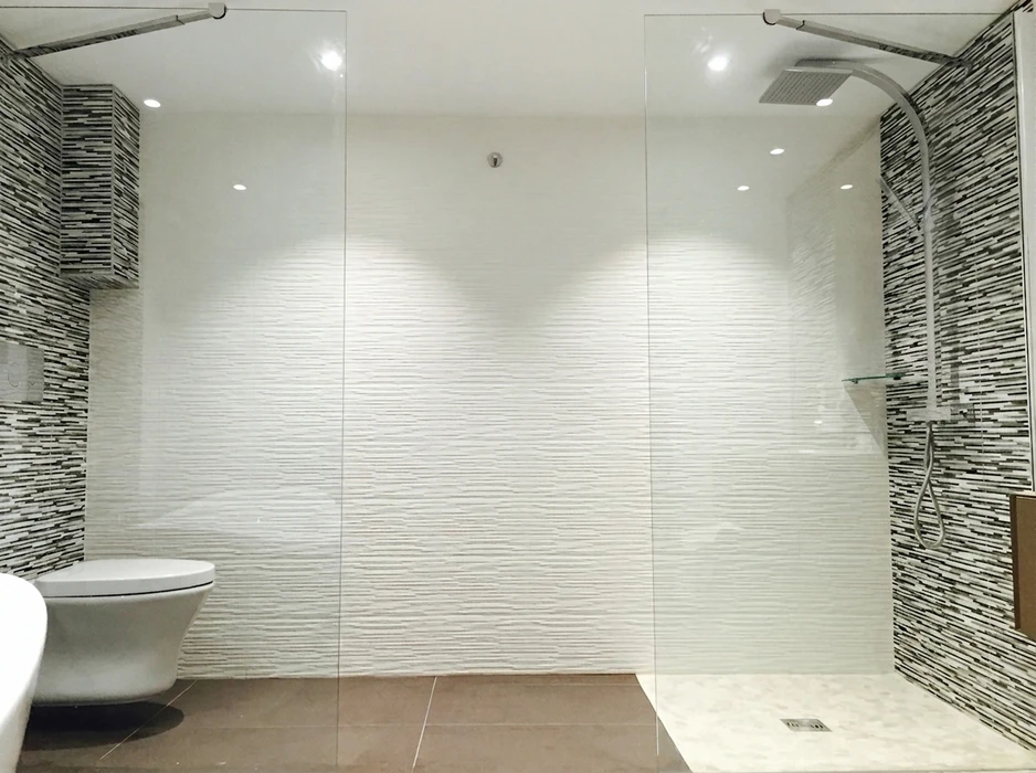 Salle de bains moderne avec douche à l'italienne, WC suspendu et paroi en verre transparent