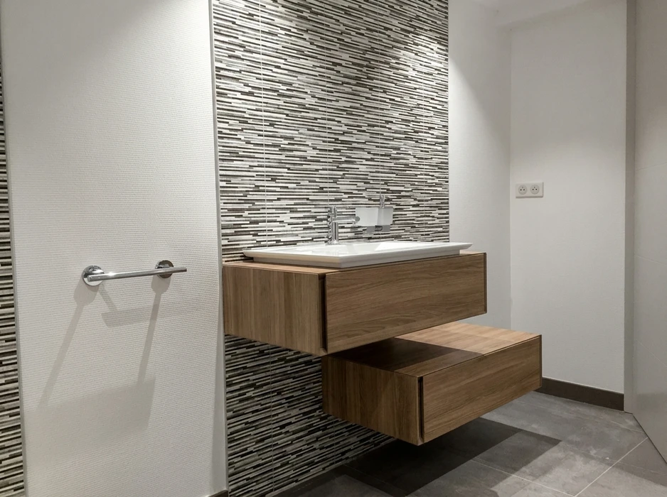Salle de bain moderne avec meuble vasque suspendu en bois noyer, tiroirs push-pull sans poignées
