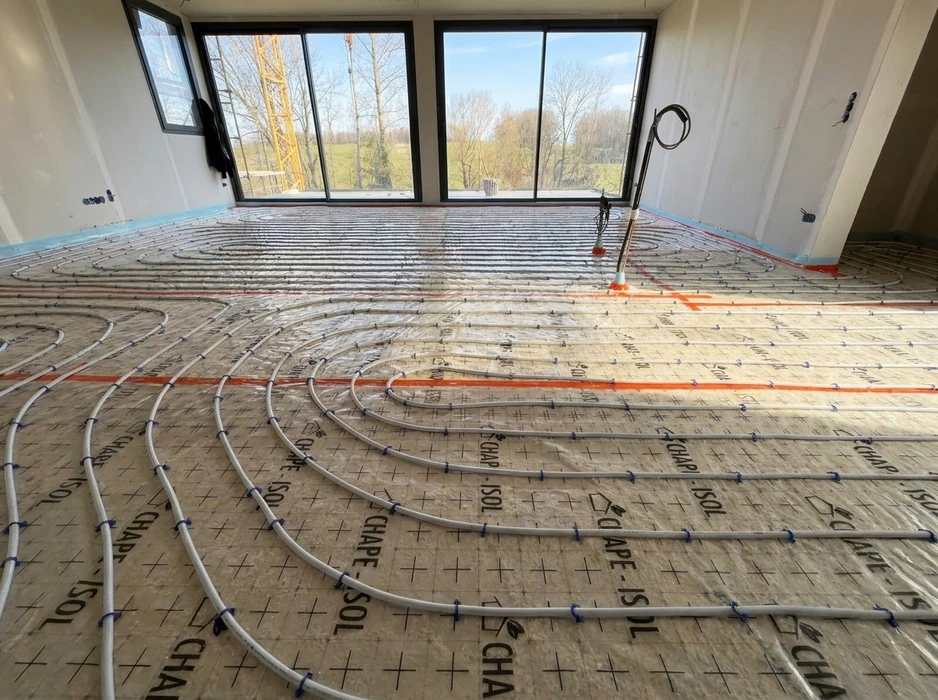 Chantier intérieur en cours, pièce vide avec grande baie vitrée