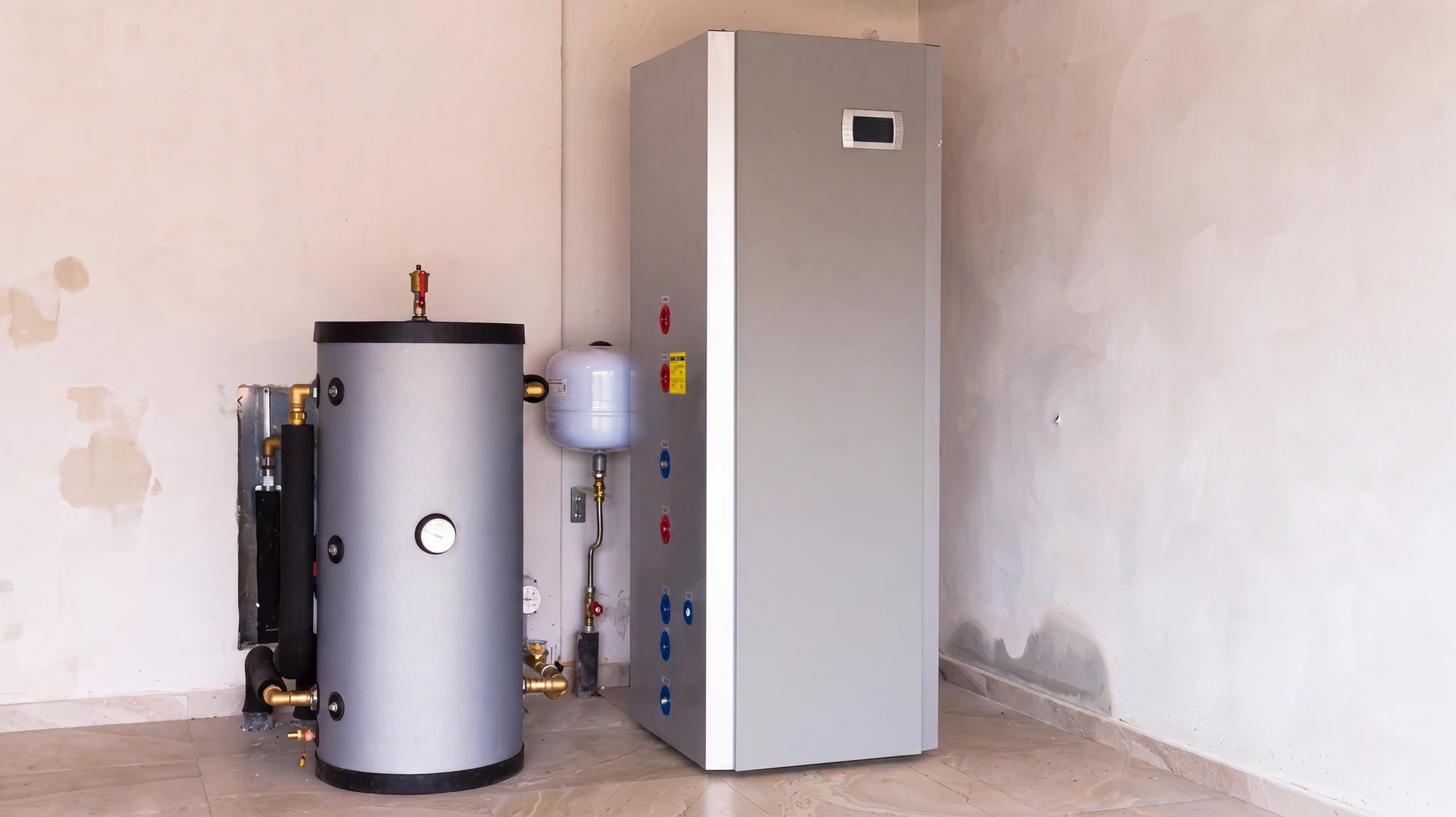 Intérieur résidentiel avec installation de chauffe-eau électrique mural blanc