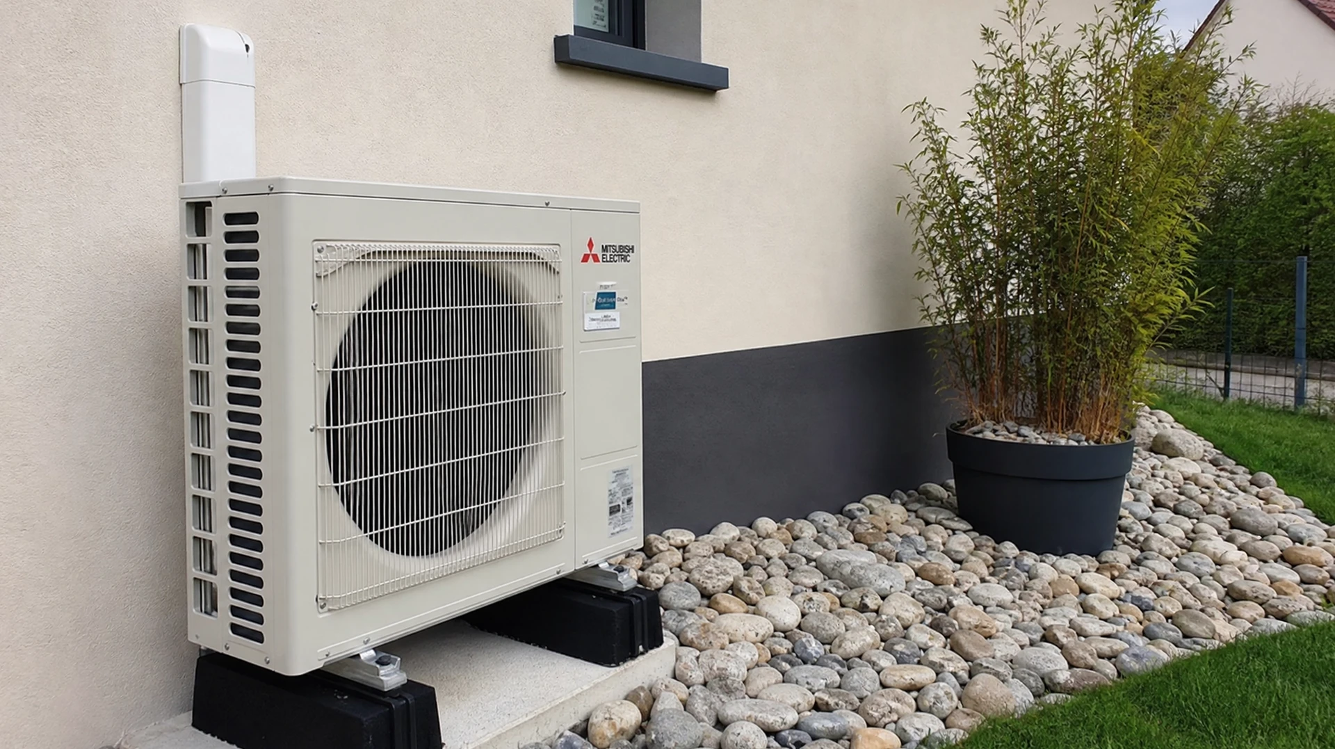 Un technicien en combinaison de travail répare une unité de chauffage, ventilation et climatisation dans un sous-sol résidentiel