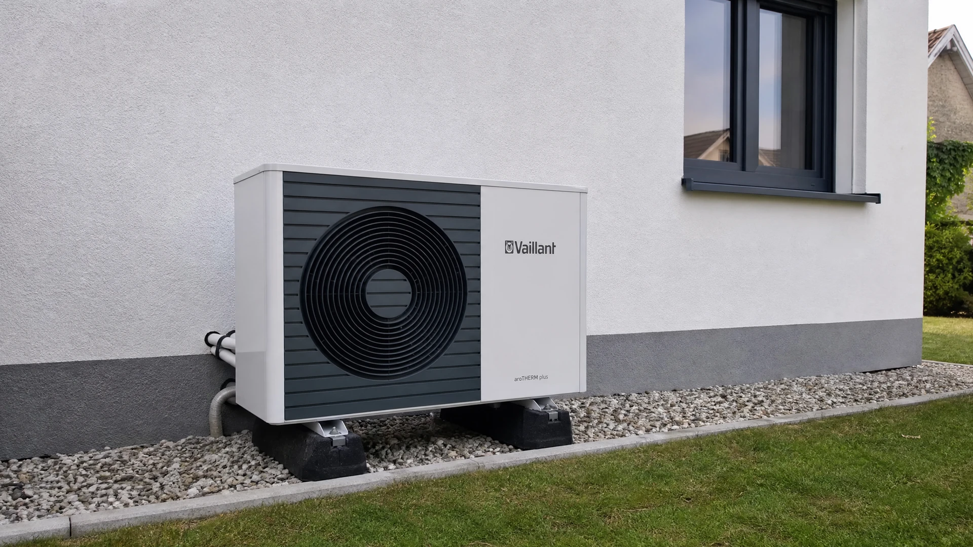 Plombier en uniforme bleu travaillant dans local technique sur chauffe-eau