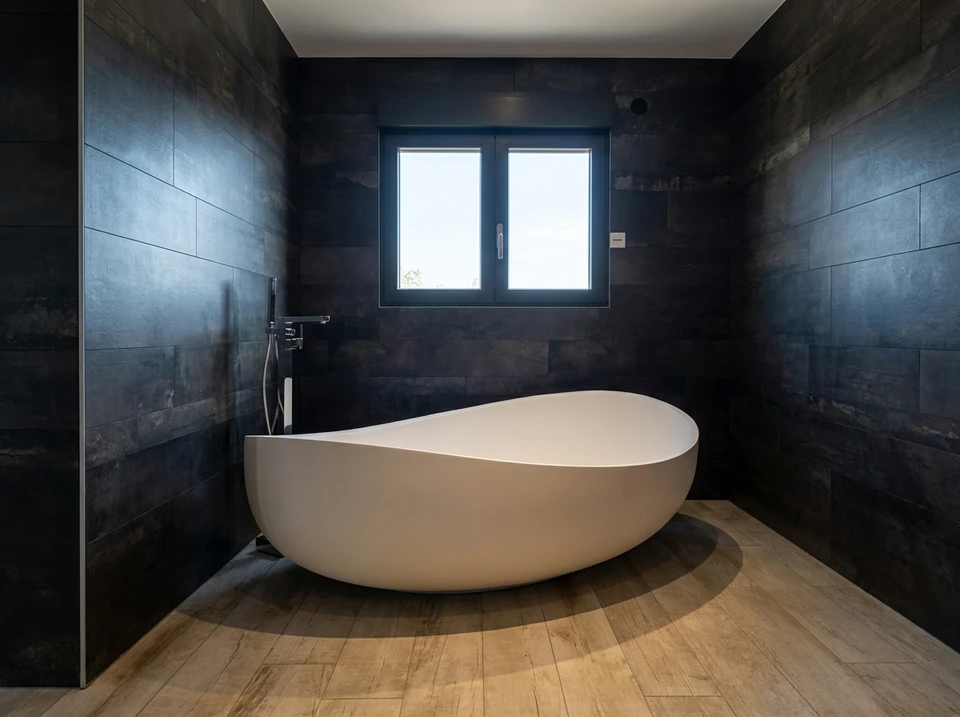Salle de bain moderne minimaliste avec douche à l'italienne vitrée, WC suspendu blanc et robinetterie noire mate