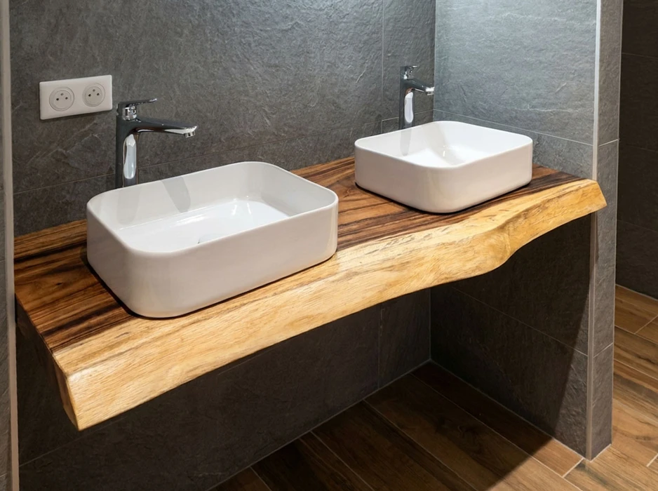 Salle de bains moderne avec double vasque à poser rectangulaire en céramique blanche, montées sur un plan de travail en bois massif à chant naturel (live edge)
