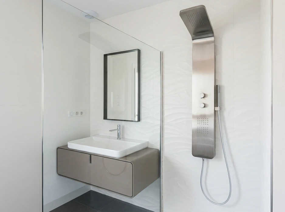 Salle de bains minimaliste avec sol en ardoise noire et carrelage mural blanc grand format