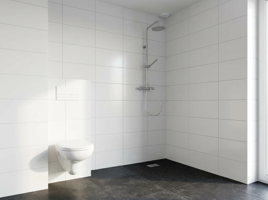 Salle de bains moderne avec douche à l'italienne en verre trempé, paroi coulissante chromée, colonne de douche thermostatique inox