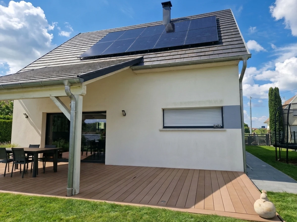 Une main ajuste le thermostat d'une chaudière domestique murale blanche