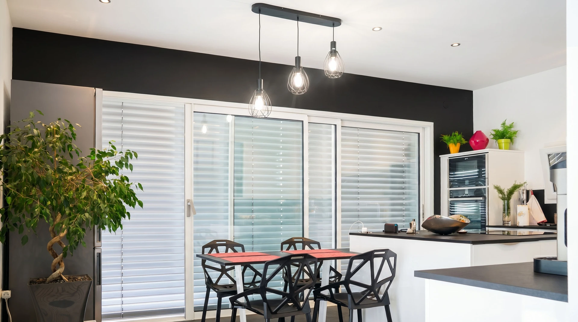 Cuisine ouverte moderne avec îlot noir et blanc